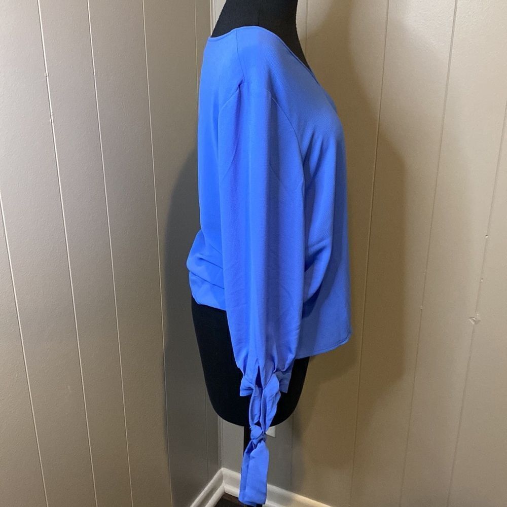 CeCe Small Blouse Relaxed Fit V Neck Tied Cuffs Uneven Hem - Picture 3 of 6